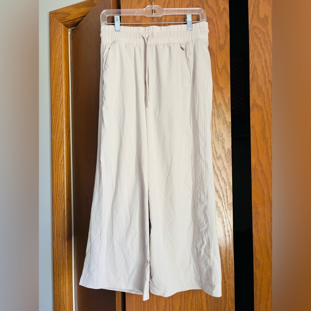 White/Beige Wide-Leg Cropped Pants